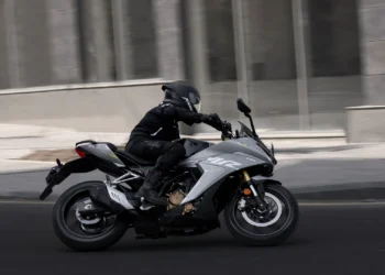 Índia acelera: Um mercado que absorve motos ao ritmo de um país inteiro, ao ponto de a cada segunda uma ser vendida