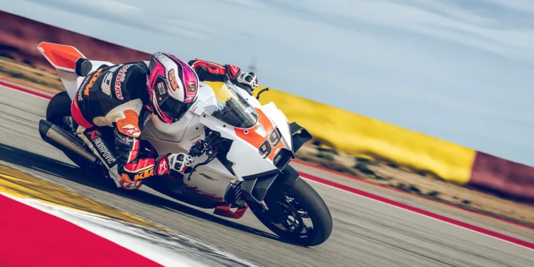 KTM 990 RC R TRACK: máquina preparada e aprimorada para circuito sem concessões