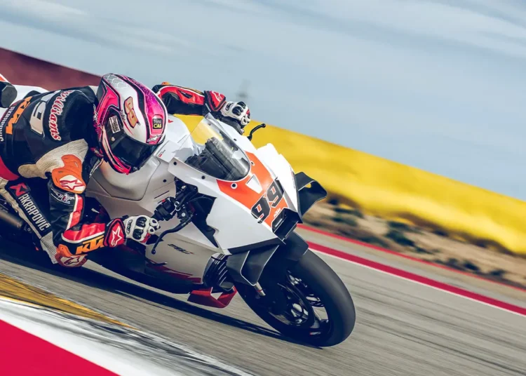 KTM 990 RC R TRACK: Máquina preparada e aprimorada para circuito sem concessões