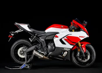 Yamaha imagina um futuro em movimento, com patente de basculante que altera a geometria da moto em andamento