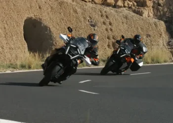 KTM apresenta a 1390 SUPER ADVENTURE S EVO e mostra-a em ação em Tenerife: “A máquina de aventura mais avançada”