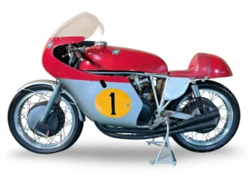 MV Agusta 500 a leilão: A máquina que uniu Mike Hailwood e Giacomo Agostini