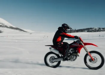 Ducati leva o ADN desportivo para a neve com nova coleção em parceria com Kappa