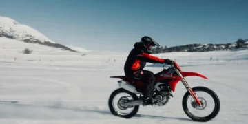 Ducati leva o ADN desportivo para a neve com nova coleção em parceria com Kappa