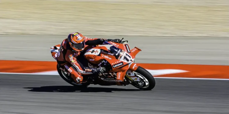 WSBK: Nicolò Bulega domina em Portimão com uma impressionante tripla vitória