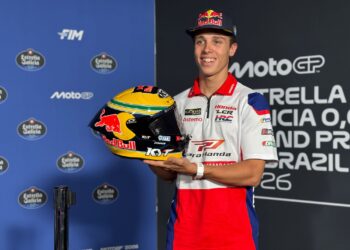 Diogo Moreira homenageia Ayrton Senna com capacete de tributo no GP do Brasil