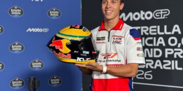 Diogo Moreira homenageia Ayrton Senna com capacete de tributo no GP do Brasil