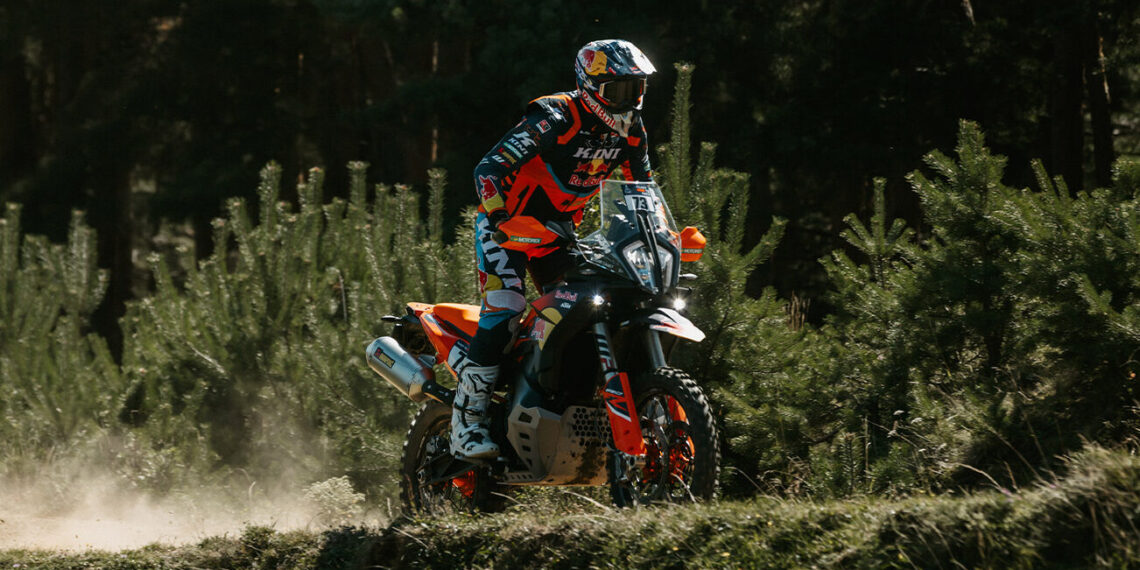 KTM 890 Adventure R Rally 2026: ADN Dakar para os terrenos mais extremos