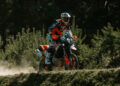 KTM 890 Adventure R Rally 2026: ADN Dakar para os terrenos mais extremos