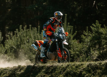 KTM 890 Adventure R Rally 2026: ADN Dakar para os terrenos mais extremos
