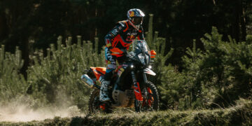 KTM 890 Adventure R Rally 2026: ADN Dakar para os terrenos mais extremos