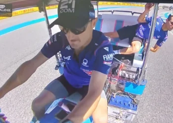 Toprak Razgatlioglu triunfa na louca corrida de Tuk-Tuk no G.P. da Tailândia!