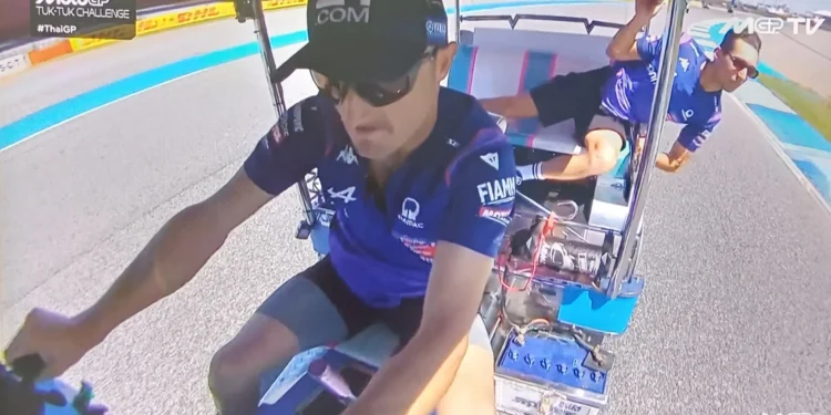 Toprak Razgatlioglu triunfa na louca corrida de Tuk-Tuk no G.P. da Tailândia!