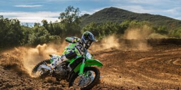 A ponte ideal para as motos de motocross de tamanho completo: Eis a Kawasaki KX112