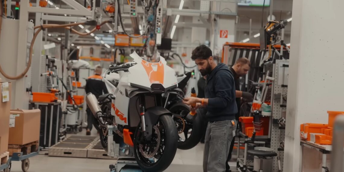 KTM 990 RC R TRACK: Construída à mão em Mattighofen para dominar a pista, em vídeo