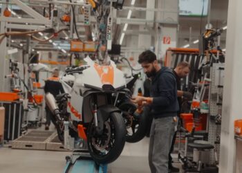 KTM 990 RC R TRACK: Construída à mão em Mattighofen para dominar a pista, em vídeo