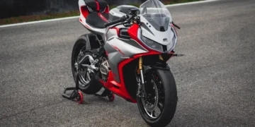 QJMotor SRK 421 RR: Supersport de quatro cilindros desafia referência japonesa