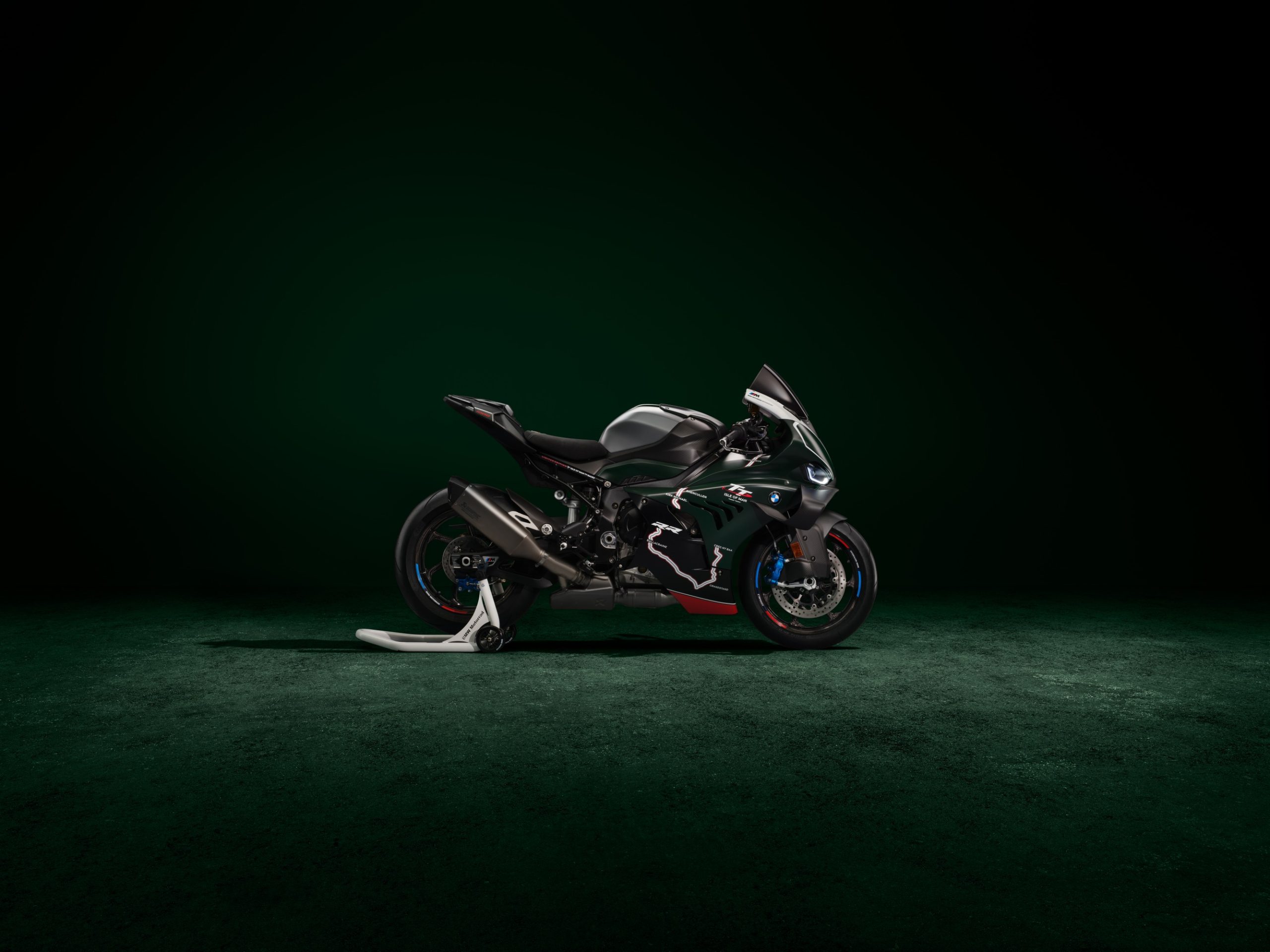 A M 1000 RR Limited Edition Isle of Man TT, com o traçado do Mountain Course na carenagem