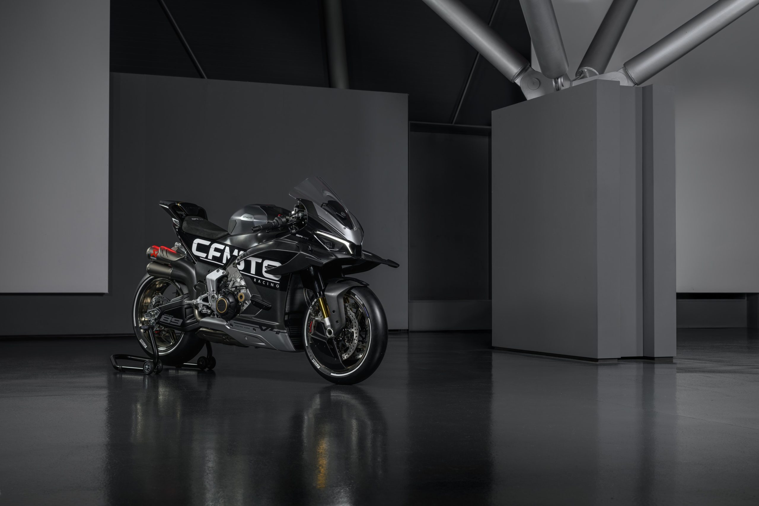 A V4 SR-RR na versão apresentada no EICMA 2025, numa fotografia oficial da CFMoto.