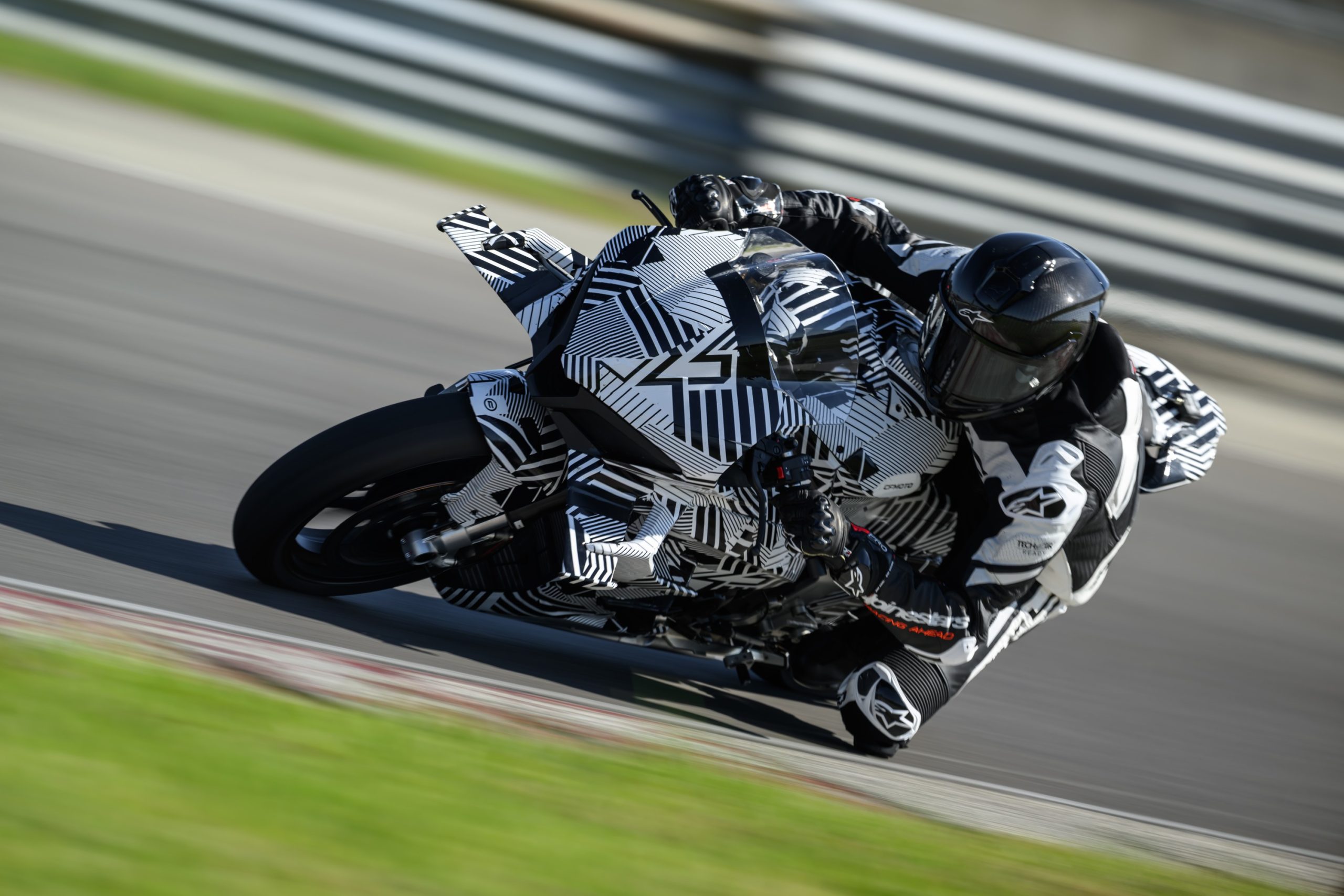 O protótipo camuflado da V4 SR-RR em andamento, numa fotografia oficial da CFMoto.