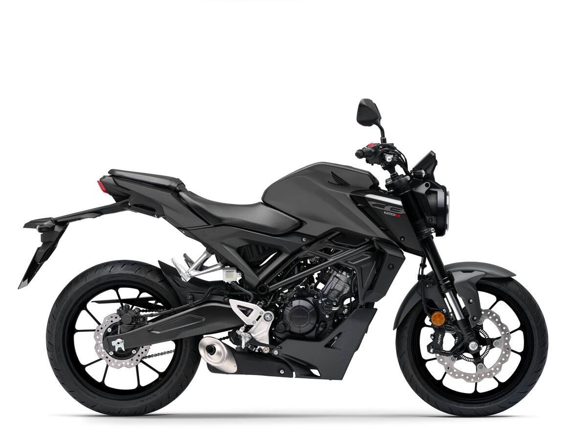 Outro ângulo da CB125R de série, tal como sai da fábrica, antes de qualquer preparação para viagem.