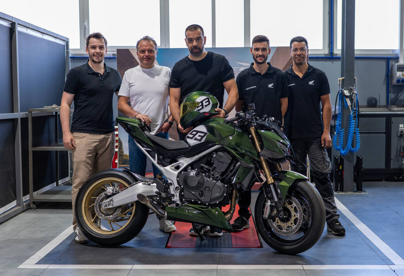 Imagem da entrevista da Honda à equipa da Mototrofa sobre a construção da Mugen.