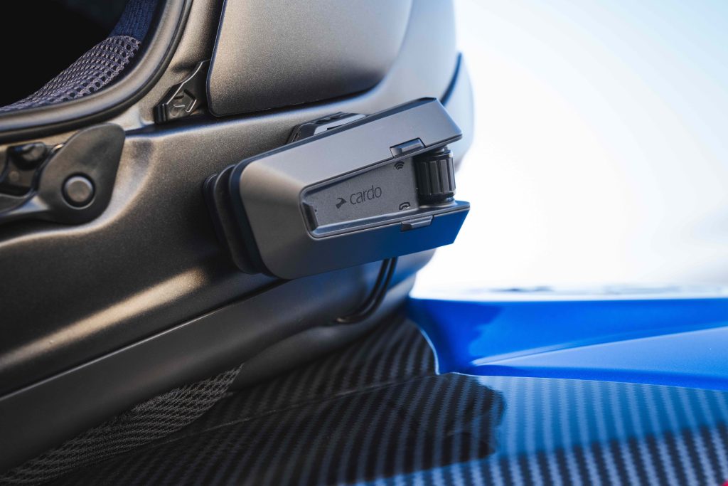 Imagem de imprensa da Cardo com o Packtalk Pro montado no capacete; a rede mesh é a tecnologia que liga vários motociclistas ao mesmo tempo.