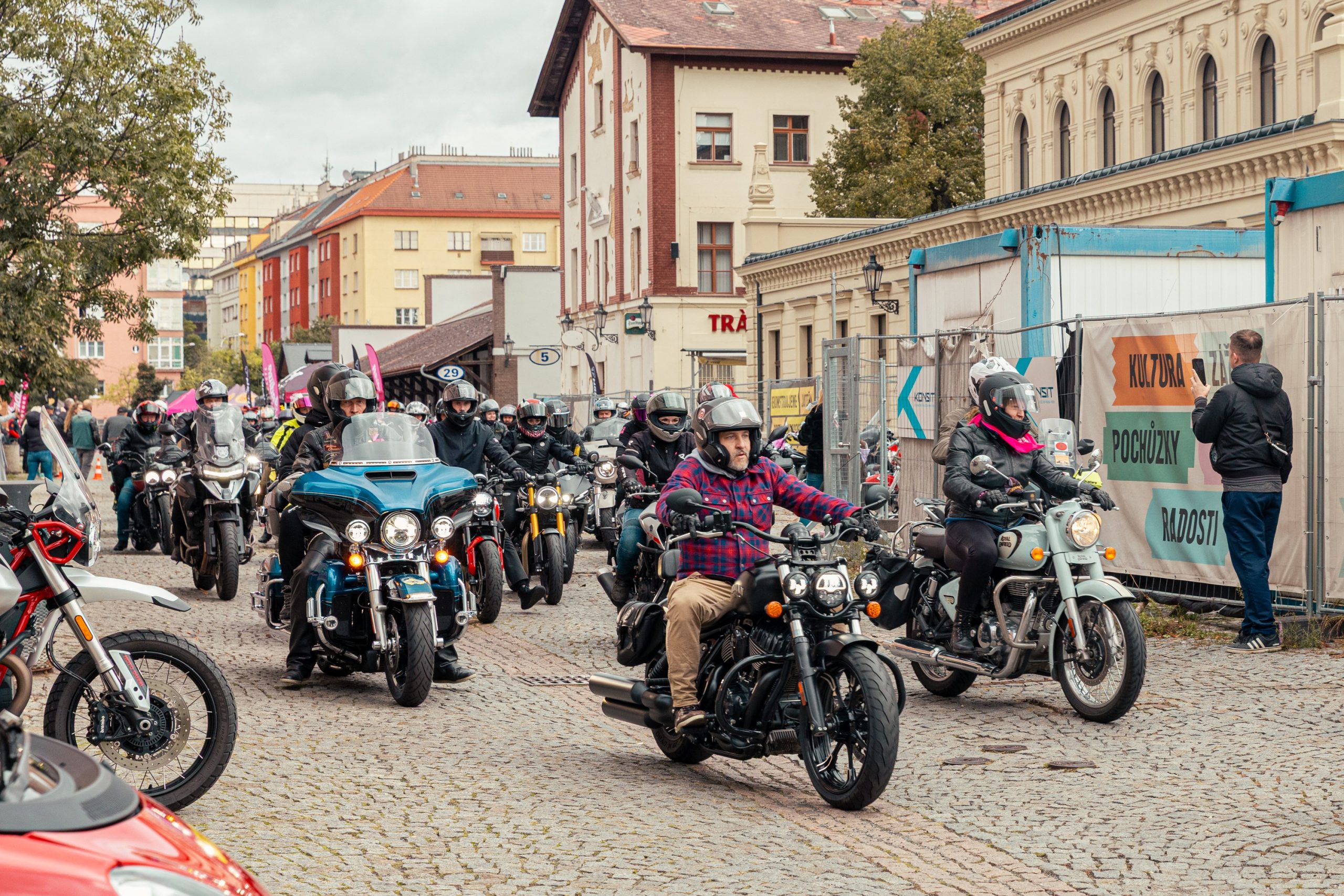 Motociclistas e passageiras numa edição anterior do Ride and Roses, numa fotografia da organização