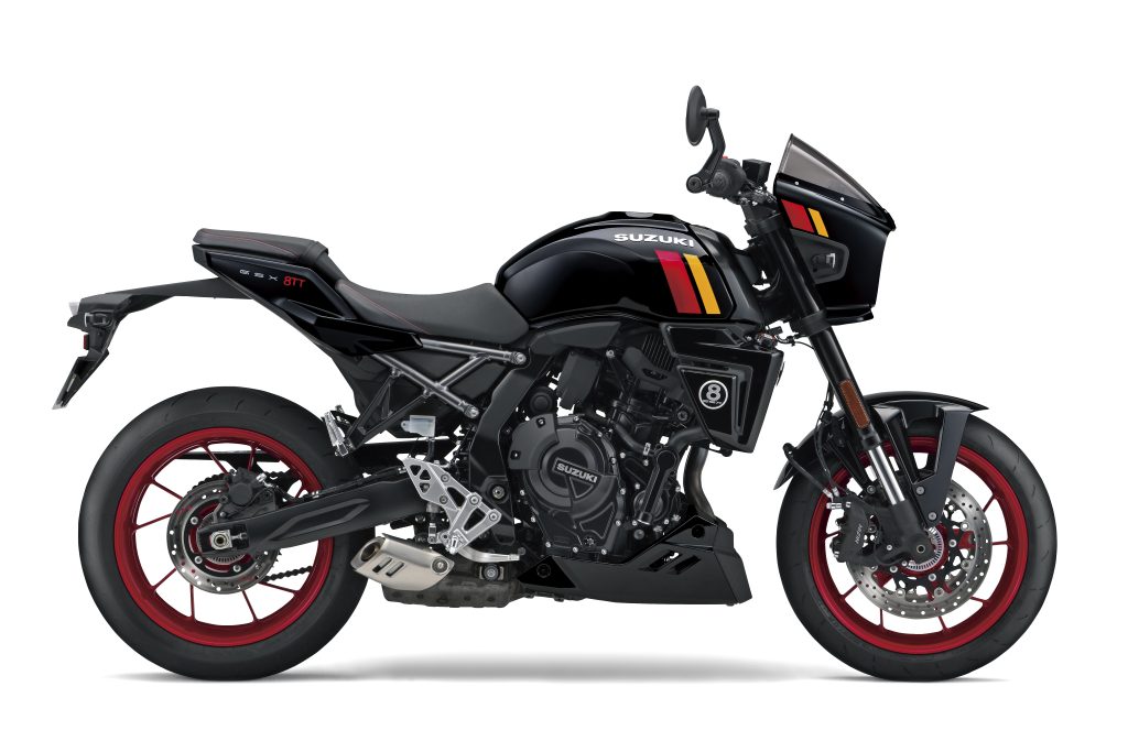 A mesma GSX-8TT na outra cor disponível, vista do lado direito, em fotografia de estúdio da Suzuki.