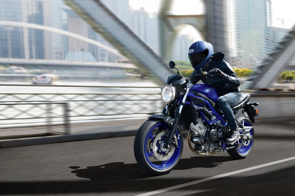 A SV650 em andamento, na última série europeia, que não cumpria a norma Euro 5+.