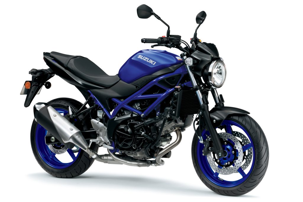 Três quartos traseiro da SV650 de 2024; a eventual nova versão pode diferir nos pormenores.