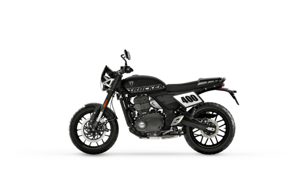 De perfil, em Phantom Black: depósito de linhas direitas, tampa de banco e guiador largo distinguem a Tracker 400.
