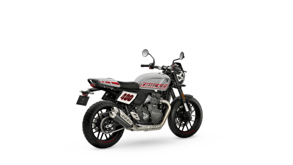 A Tracker 400 em Aluminium Silver Gloss, vista de trás, com os escapes subidos e os pneus Pirelli MT60 RS.