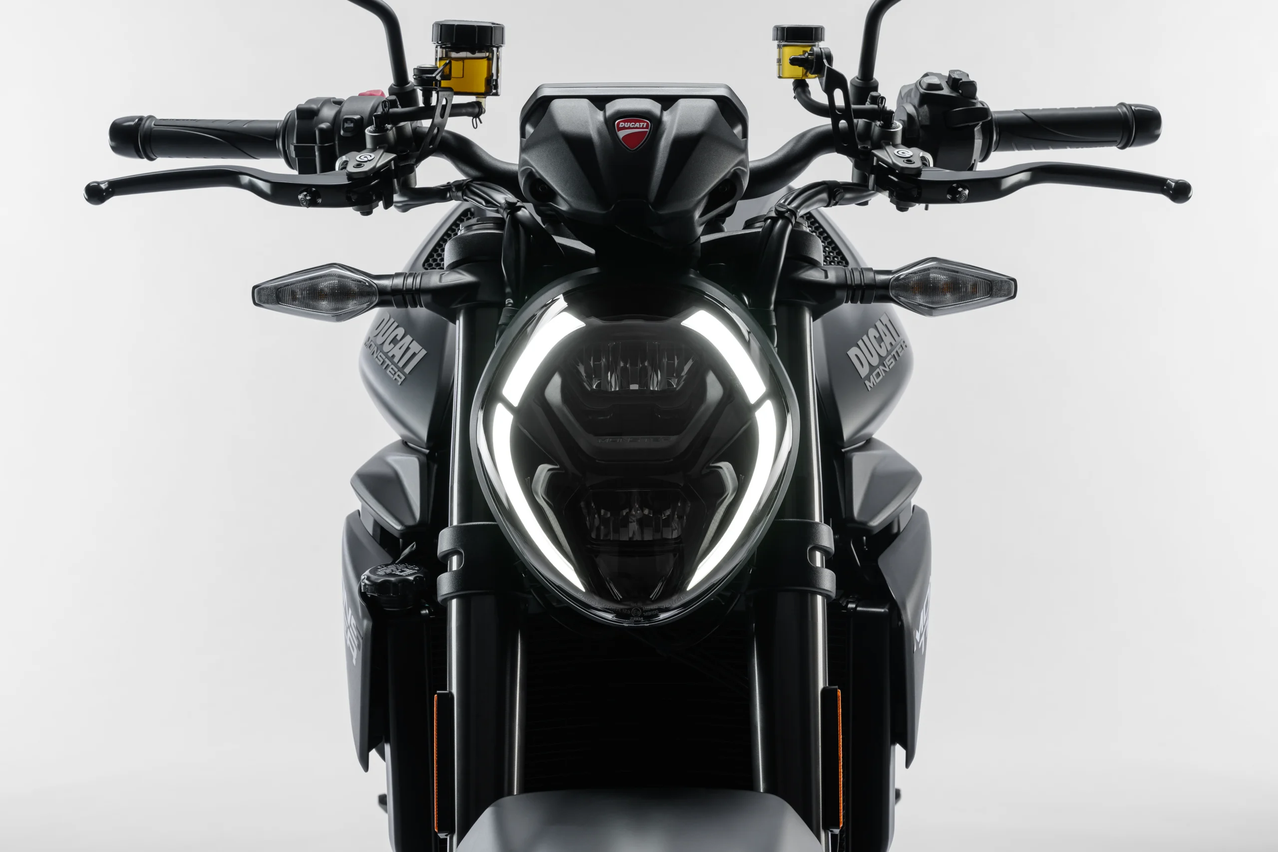 Ducati Monster Dark chega em novembro com motor V2 de 111 cv e decoração totalmente preta