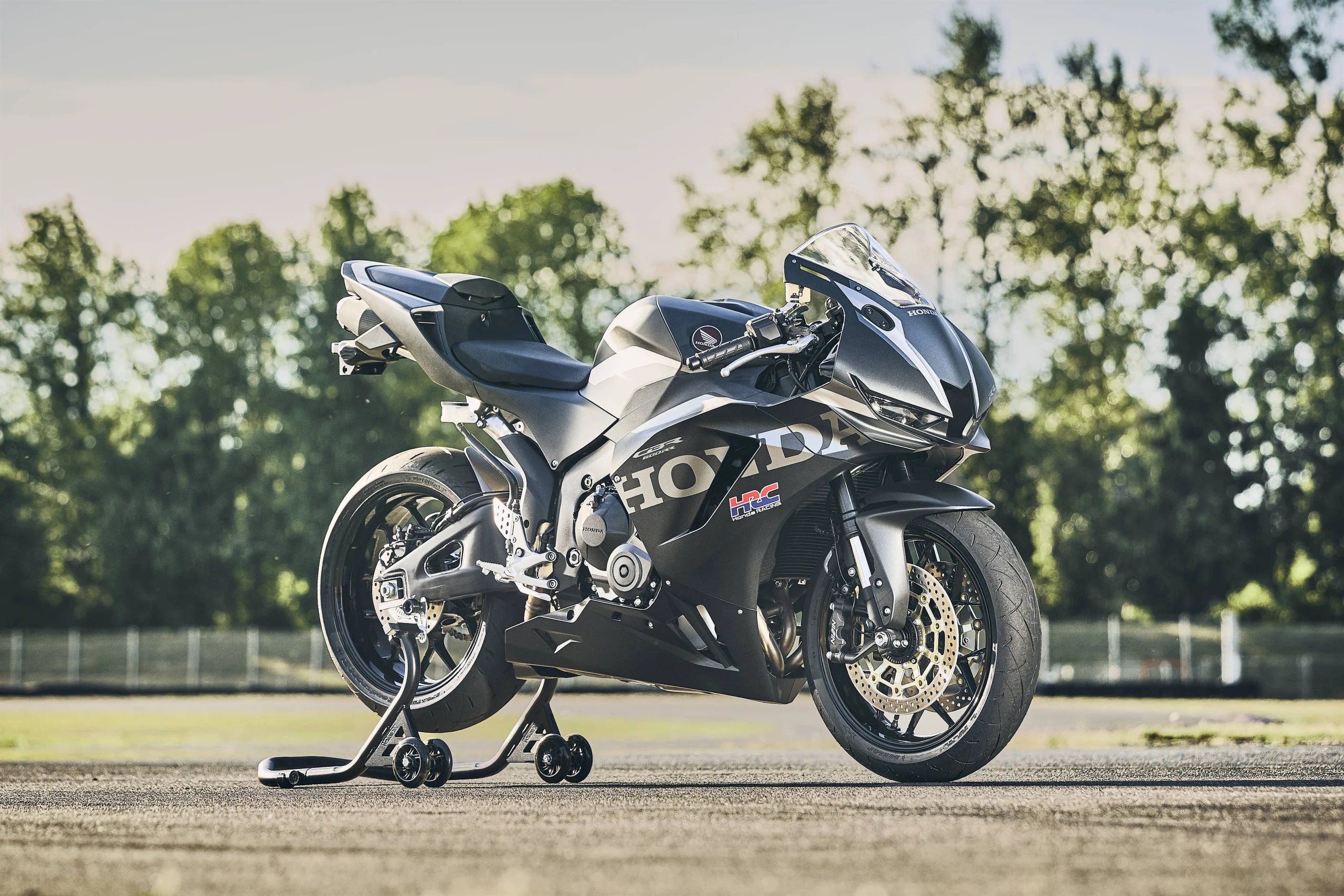 ABS, três modos de condução, frente redesenhada e travões da Fireblade: Eis a nova Honda CBR600RR