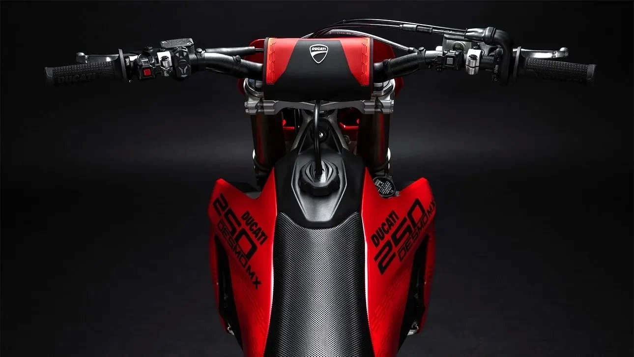 Ducati Desmo250 MX: motor desmodrómico de 44,5 cv estreia-se em 250cc, em moto peso pluma