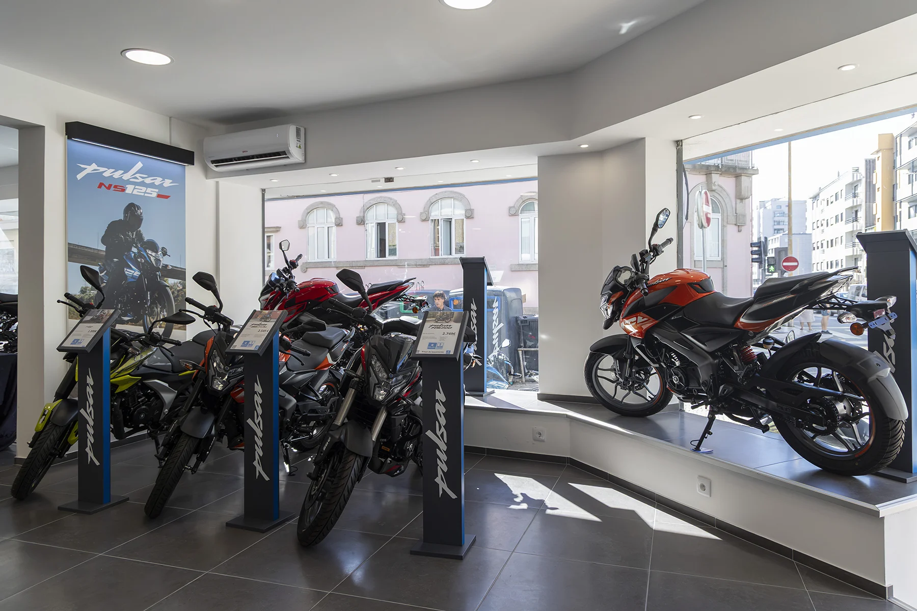 Bajaj inaugura novo centro no Porto com as Pulsar N125 e NS200 disponíveis para ensaios