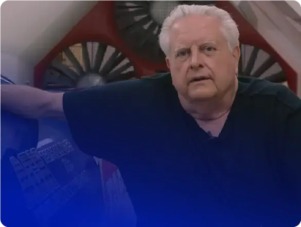 Não é a Ack Attack em ação; mostra Mike Akatiff na oficina.