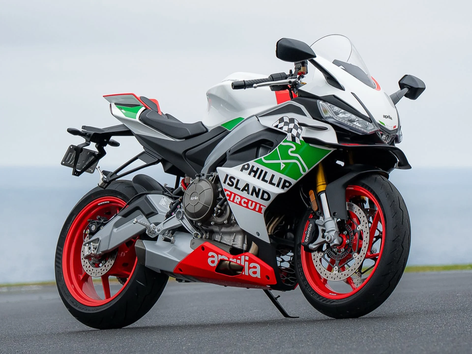 A Aprilia RS 660 Phillip Island Tribute, edição que mantém a plataforma técnica da RS 660.