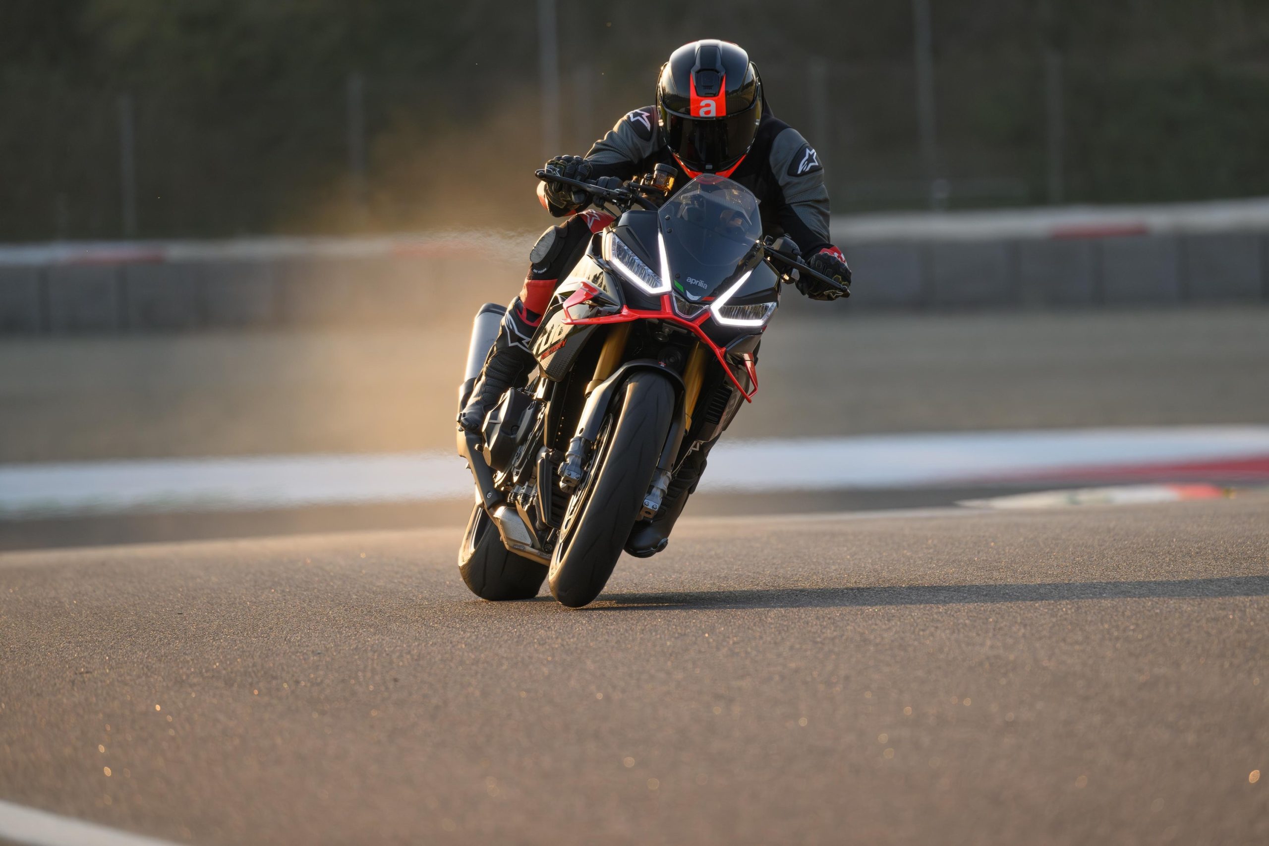 Vista traseira de três quartos da Aprilia Tuono V4 Factory.