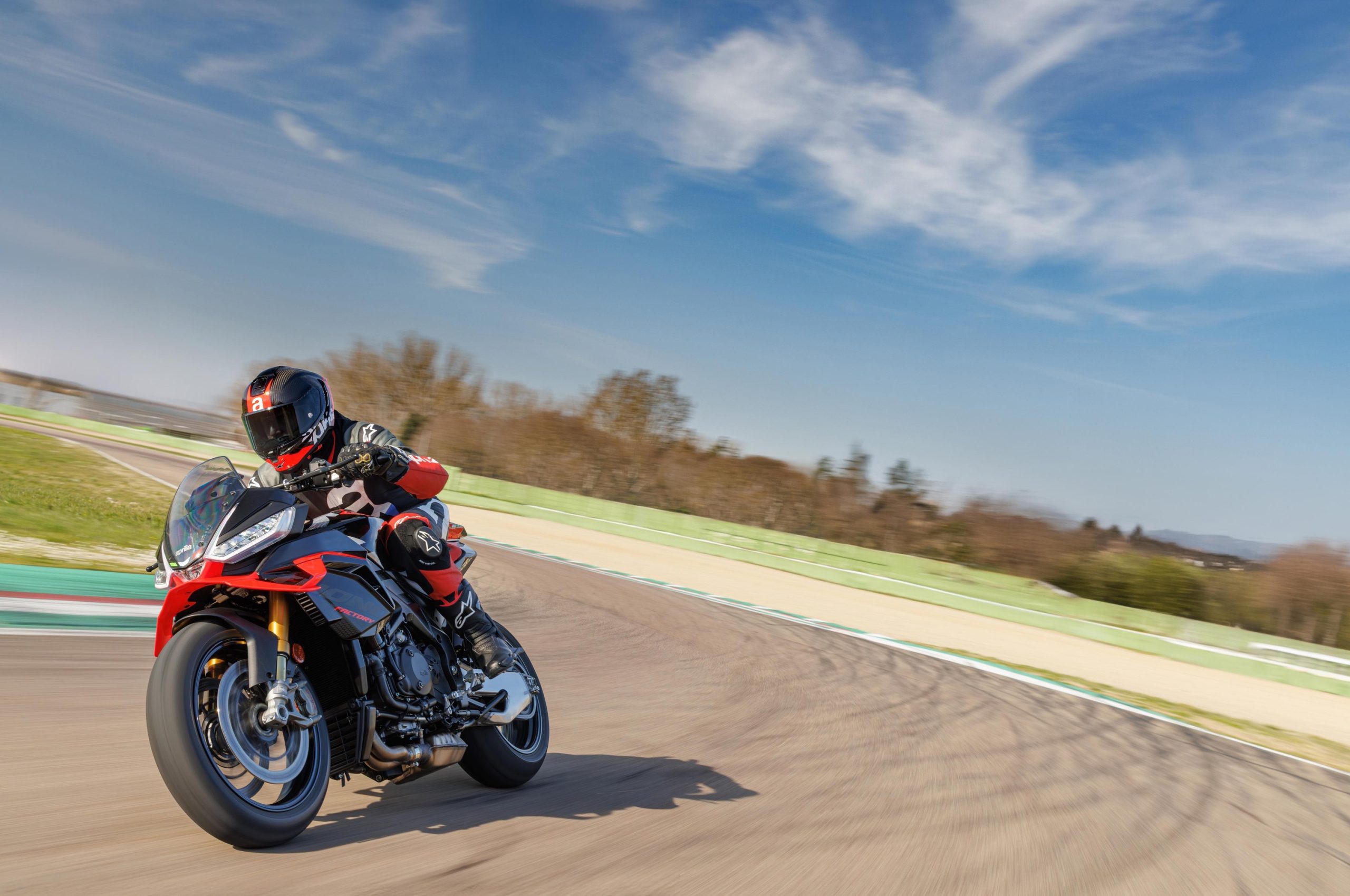 Vista superior da Aprilia Tuono V4 Factory.