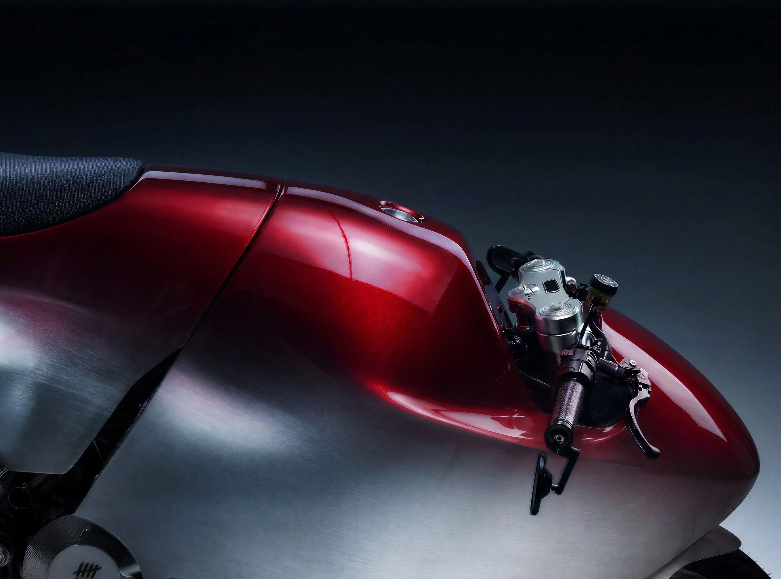 A Bandit9 (RED)800 de perfil, com motor Ducati Testastretta de 821 cc, em fotografia oficial da marca.