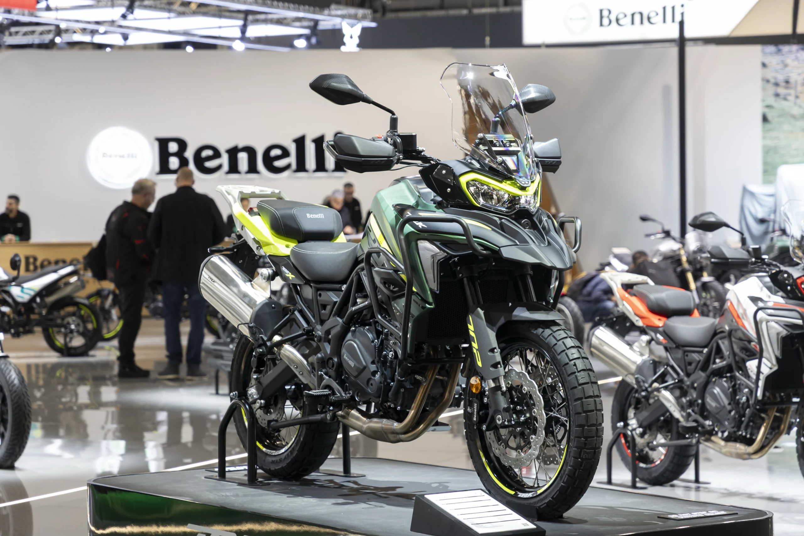 Benelli TRK 552 sobe para 554 cc e ganha assento aquecido