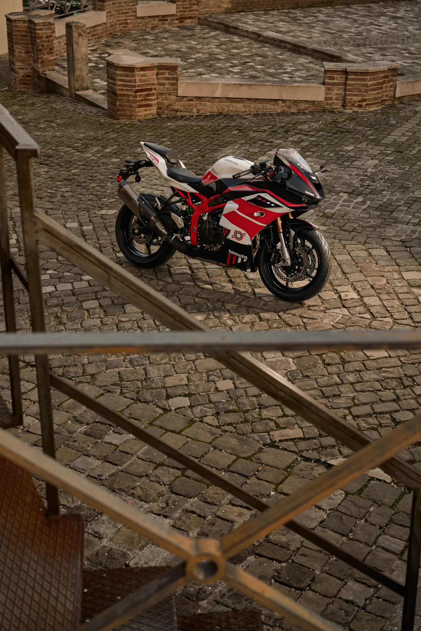 A Bimota KB399, numa fotografia oficial da galeria do modelo.