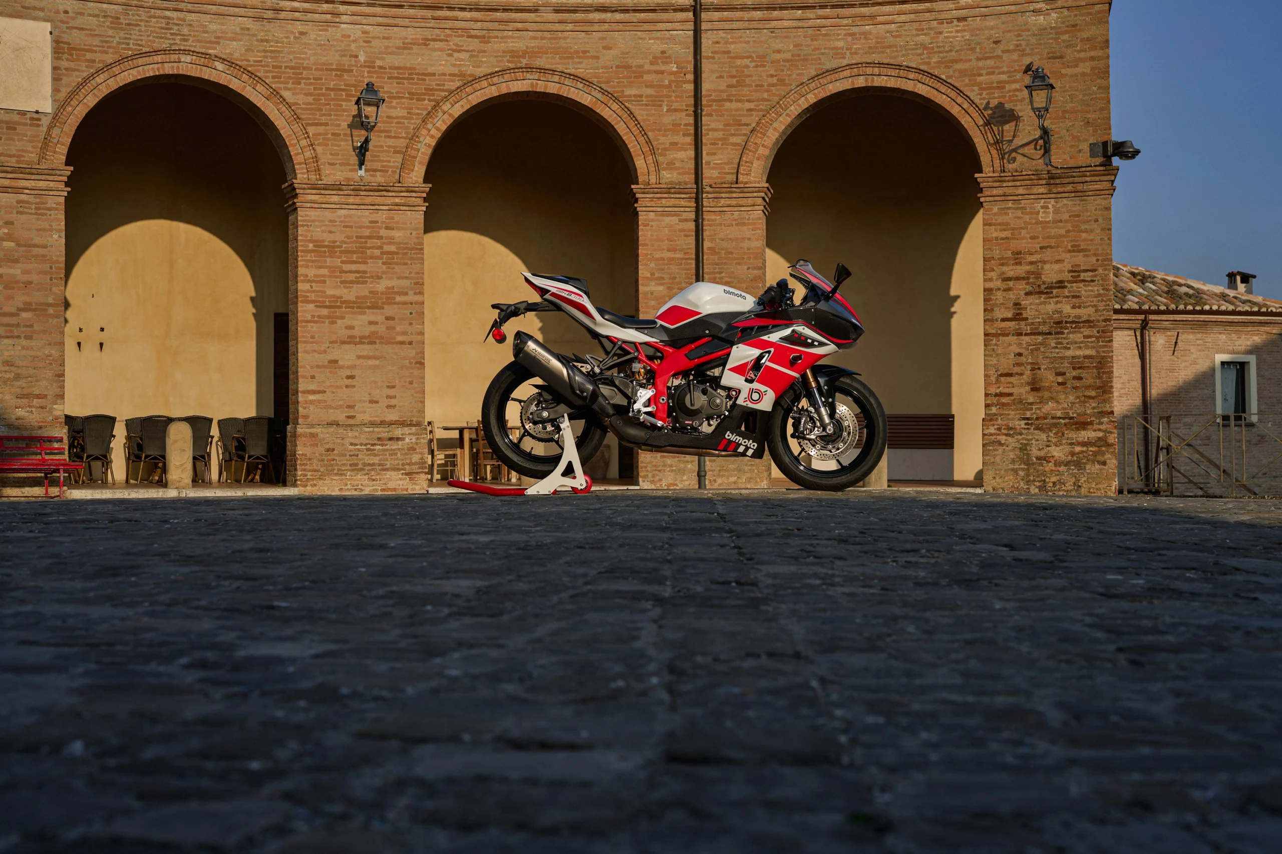 A Bimota KB399, numa fotografia oficial da galeria do modelo; não mostra a aplicação.