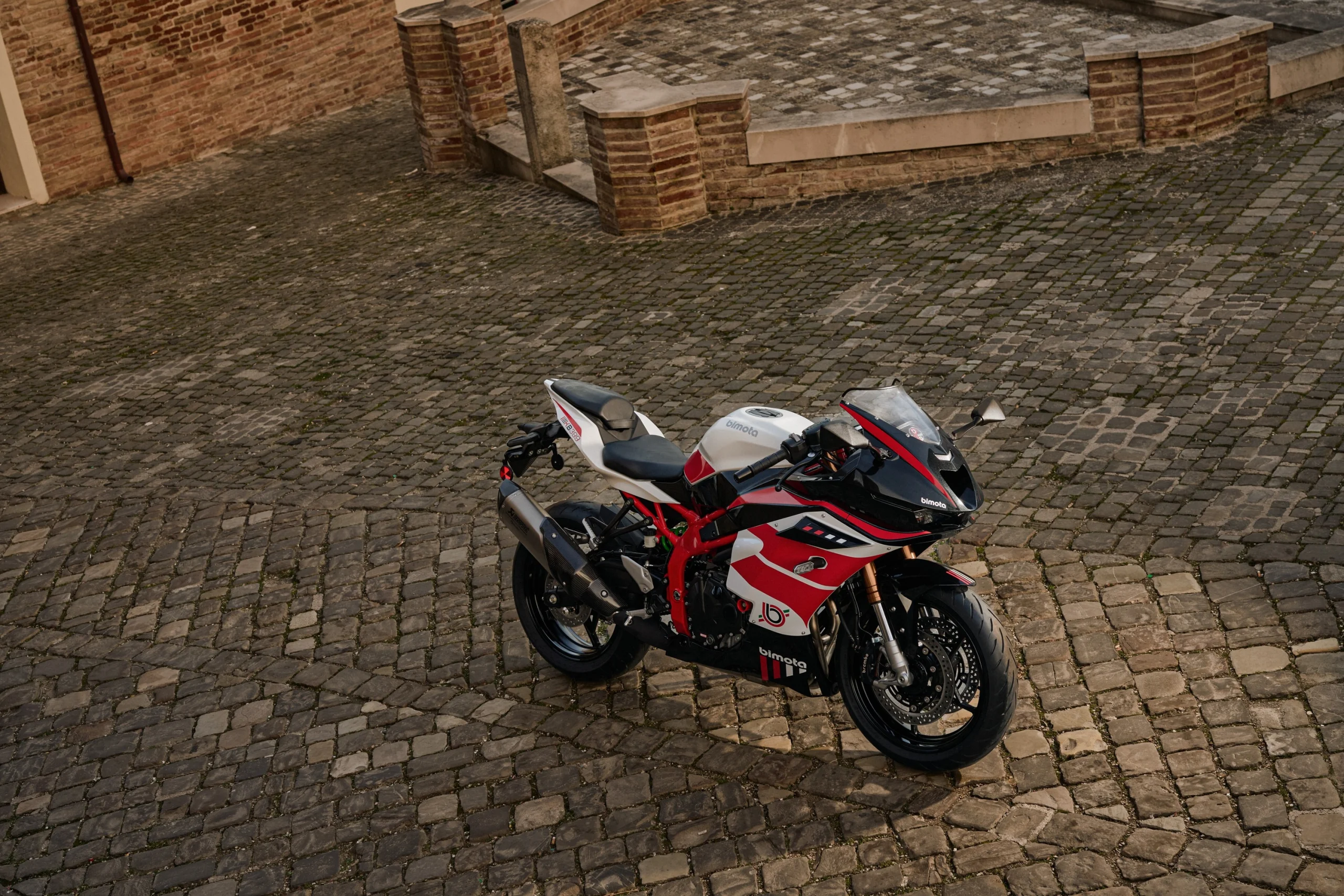 A Bimota KB399, numa fotografia oficial da galeria do modelo.