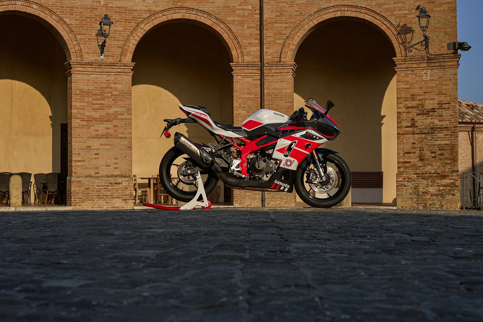 A Bimota KB399 ES junta carbono e Öhlins em 399 cc