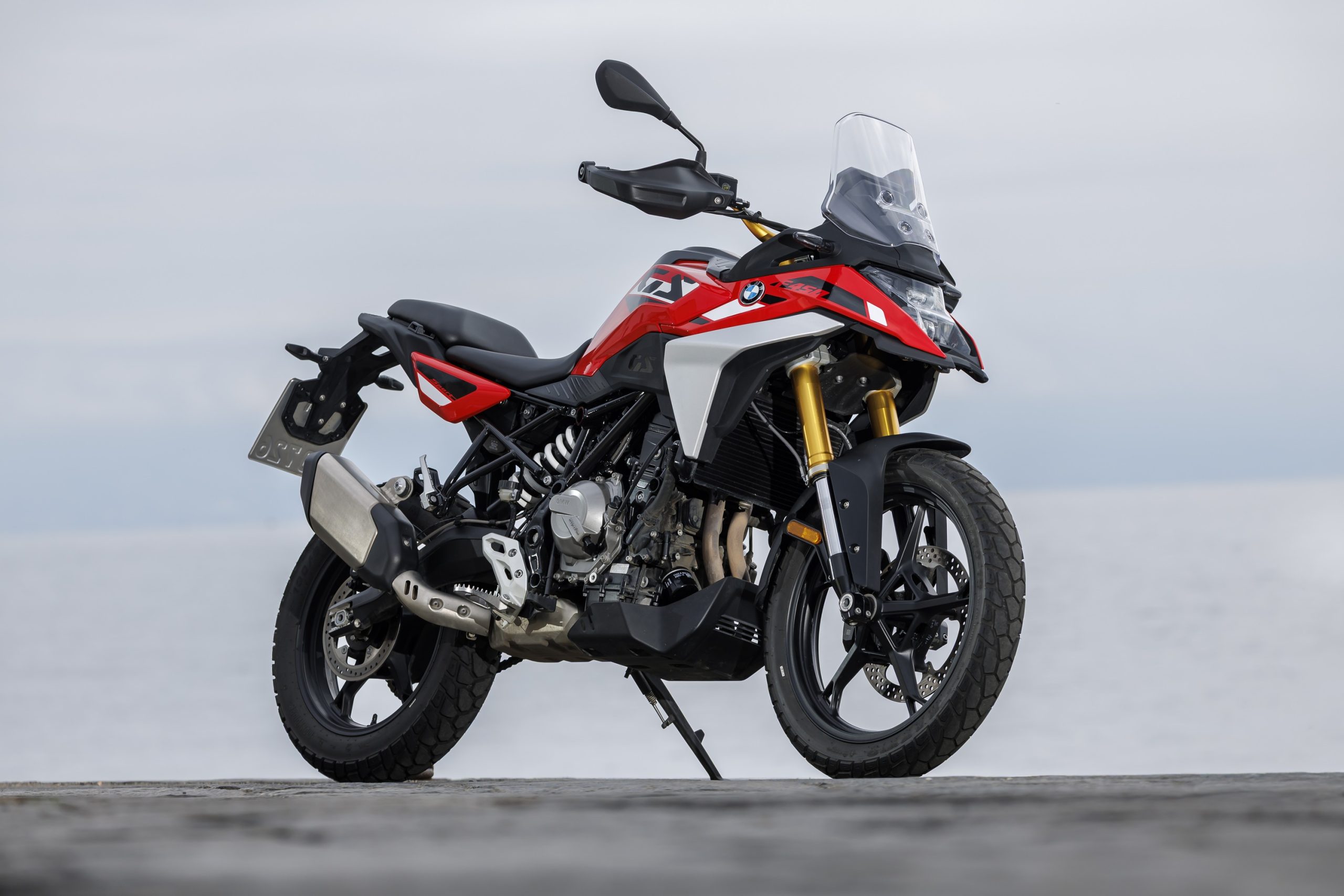 BMW F 450 GS Sport, identificada pela BMW numa fotografia oficial de catálogo.