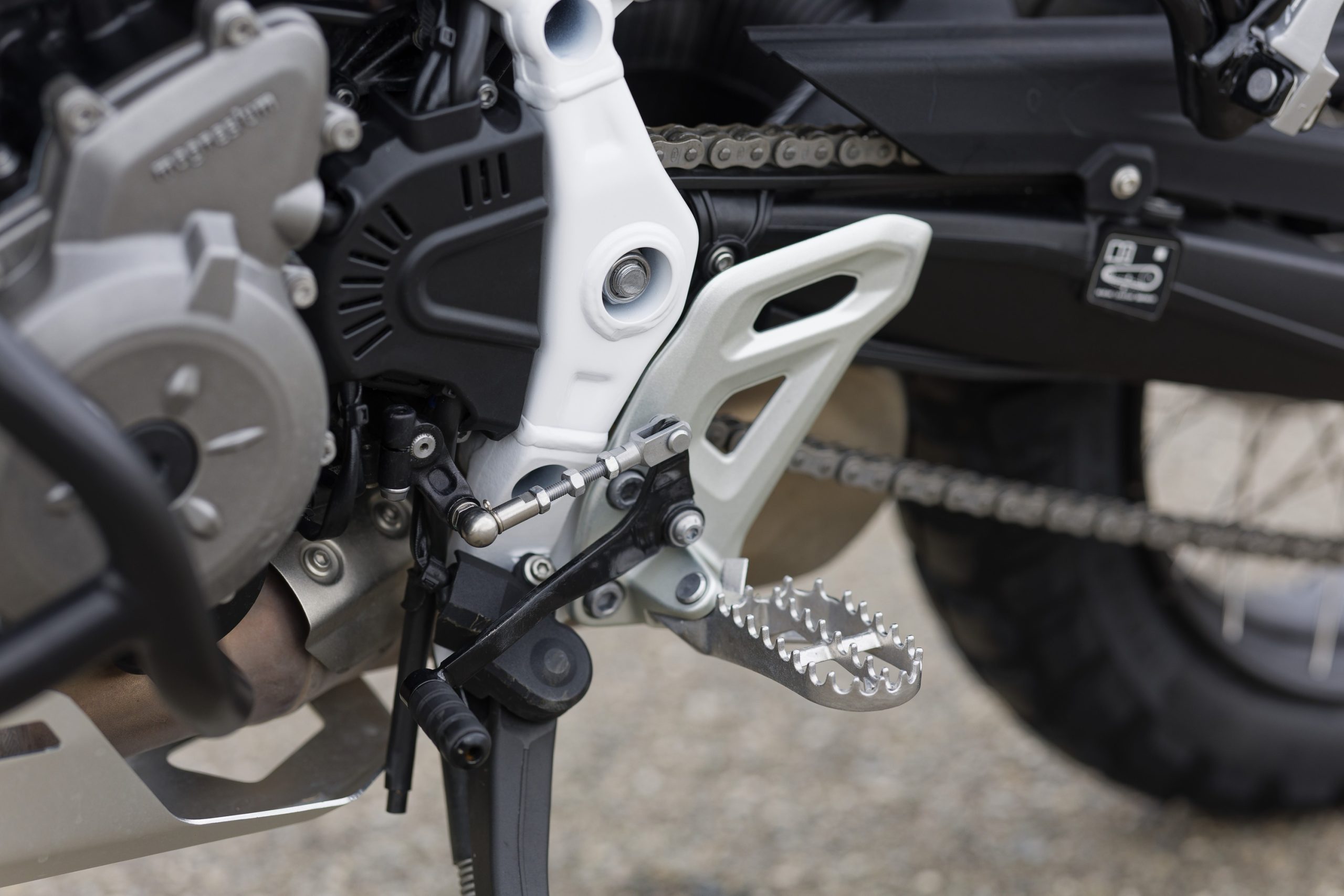BMW F 450 GS Trophy com acessórios, numa fotografia oficial de detalhe.