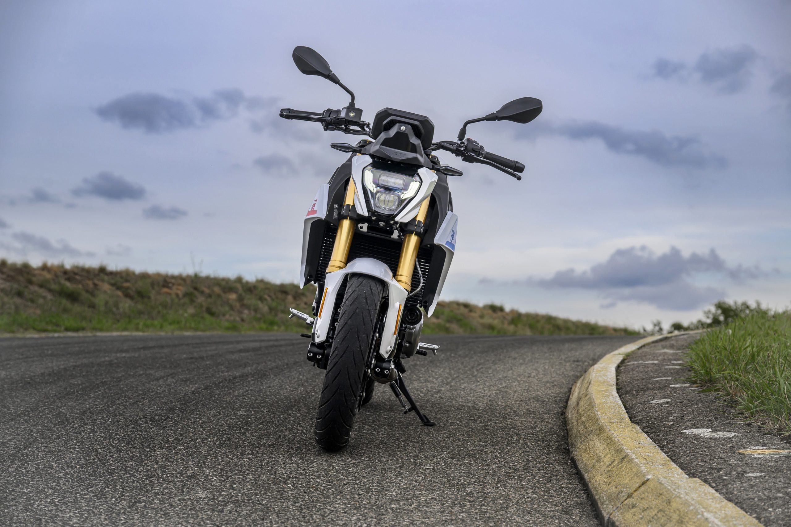 BMW F 450 R, noutra fotografia da sessão de apresentação.